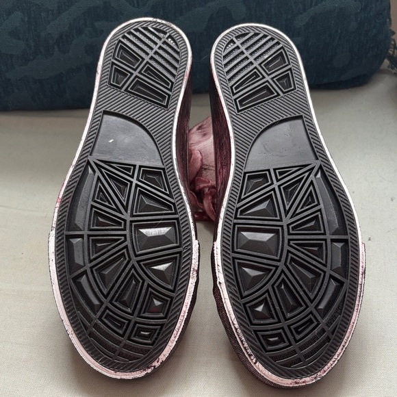 Converse Style High-Top Sneakers with Heart Design - Picture 2 of 5